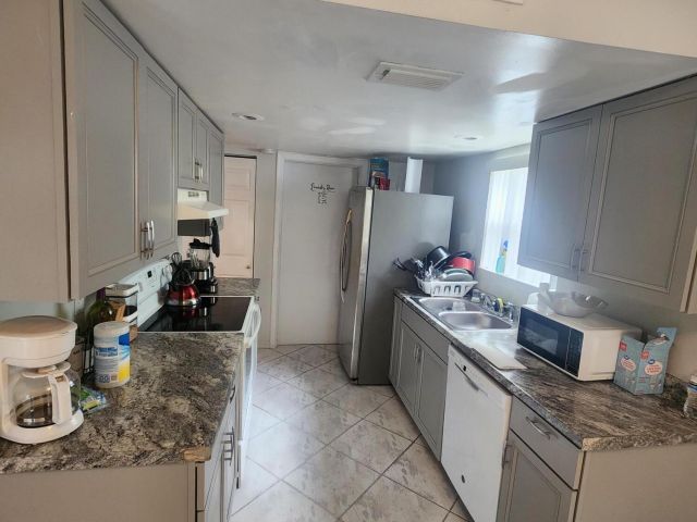 Дом в аренду по адресу 5884 Dewberry Way - фото 6592528