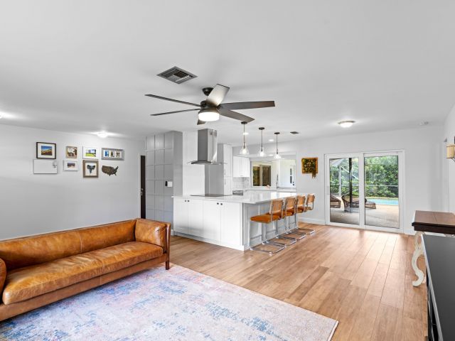 Дом в аренду по адресу 1039 NW 8th Street - фото 6593957