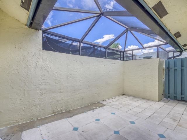 Дом в аренду по адресу 9109 SW 21st Street E - фото 6593701