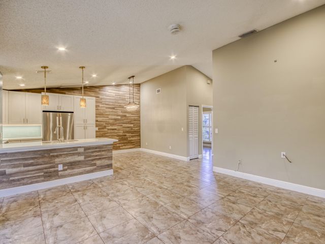 Дом в аренду по адресу 9109 SW 21st Street E - фото 6593714