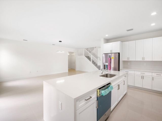 Продажа дома по адресу 355 SW 87th Avenue - фото 6679425