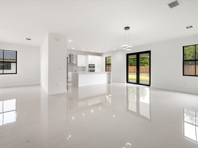 Продажа дома по адресу 355 SW 87th Avenue - фото 6679428