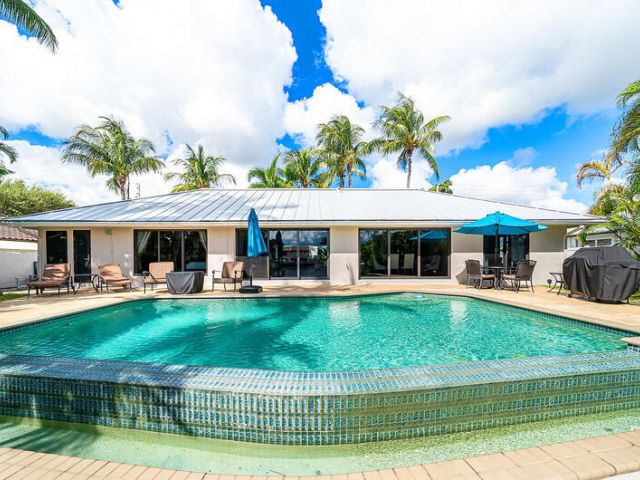 Продажа дома по адресу 3026 NE 6th Drive - фото 6592900