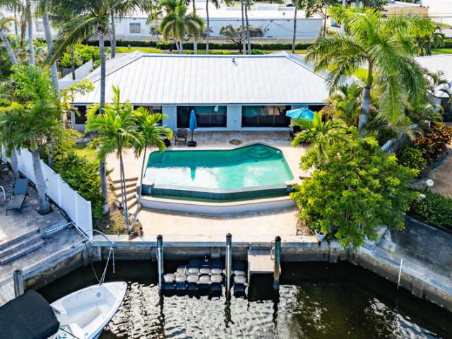 Продажа дома по адресу 3026 NE 6th Drive - фото 6592904