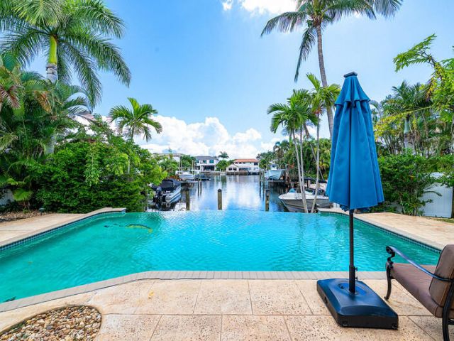 Продажа дома по адресу 3026 NE 6th Drive - фото 6592907