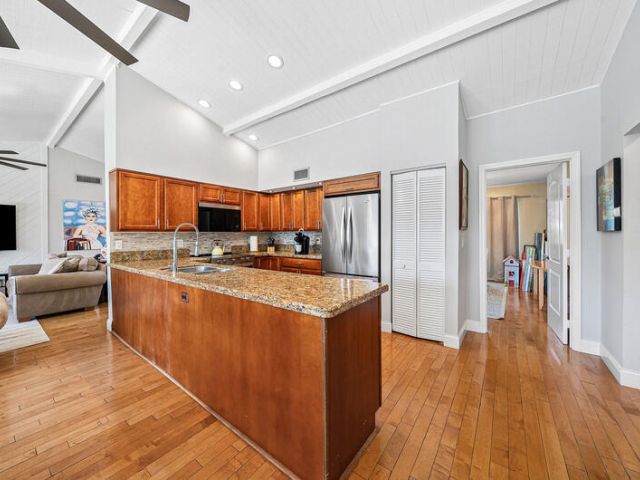 Продажа дома по адресу 3026 NE 6th Drive - фото 6789307