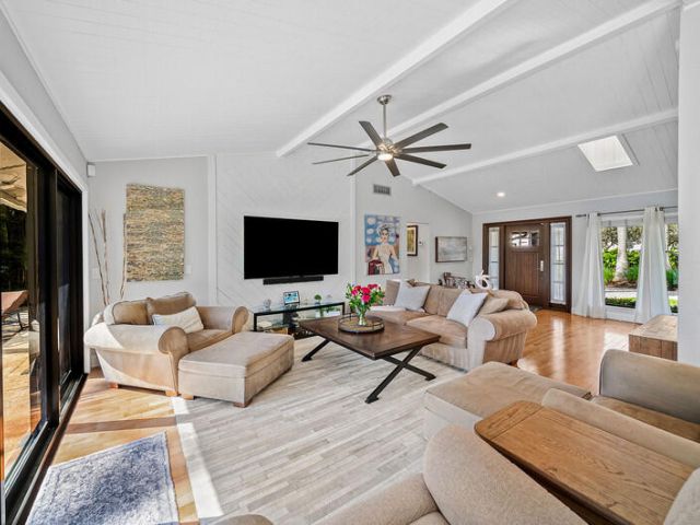 Продажа дома по адресу 3026 NE 6th Drive - фото 6789312