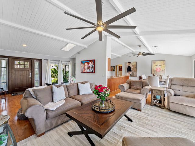 Продажа дома по адресу 3026 NE 6th Drive - фото 6789315