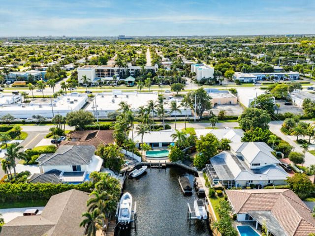 Продажа дома по адресу 3026 NE 6th Drive - фото 6789318