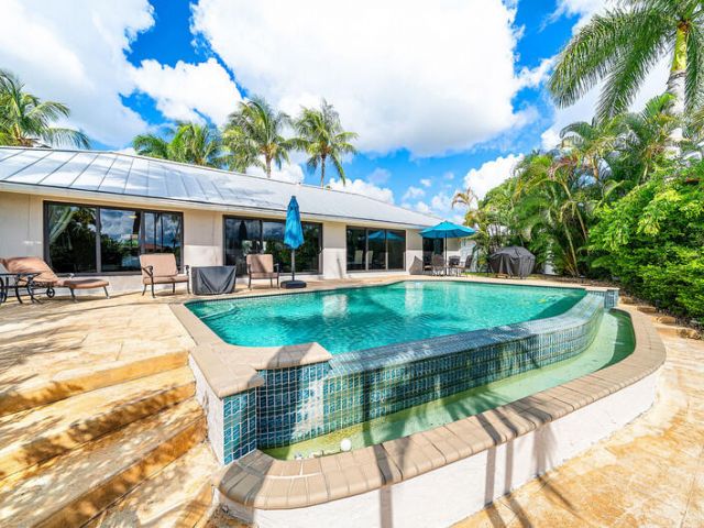 Продажа дома по адресу 3026 NE 6th Drive - фото 6789322