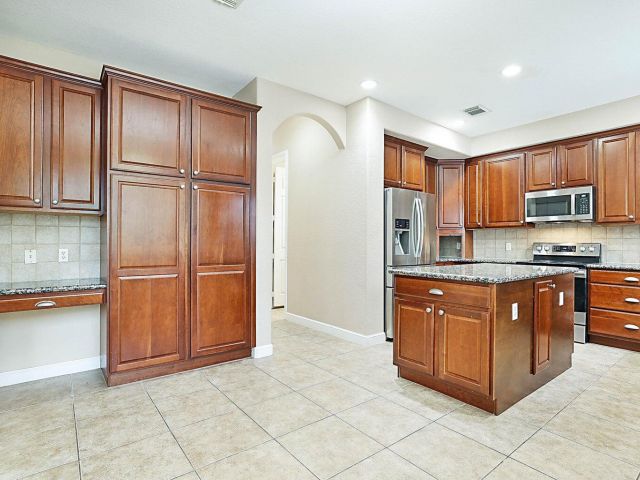 Дом в аренду по адресу 748 Cresta Circle - фото 6592117