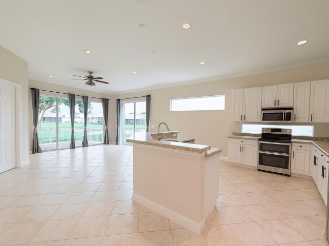 Дом в аренду по адресу 2394 Kemps Bay - фото 6592375