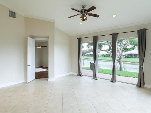 Дом в аренду по адресу 2394 Kemps Bay - фото 6592379