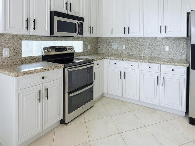 Дом в аренду по адресу 2394 Kemps Bay - фото 6592387