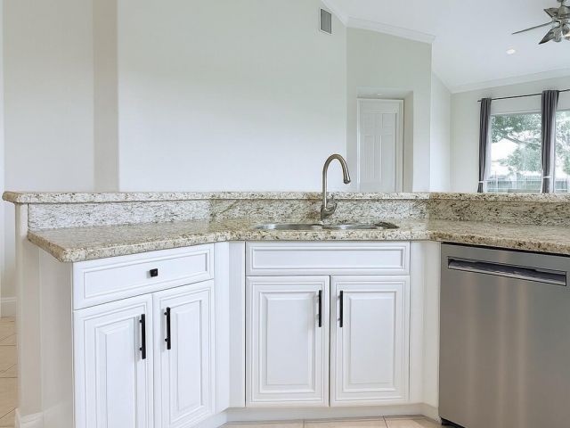 Дом в аренду по адресу 2394 Kemps Bay - фото 6592388