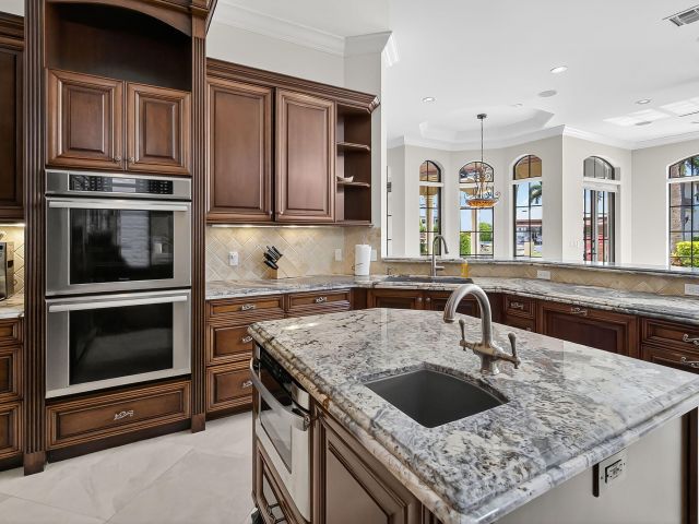 Продажа дома по адресу 838 NE 70th Street - фото 6599083