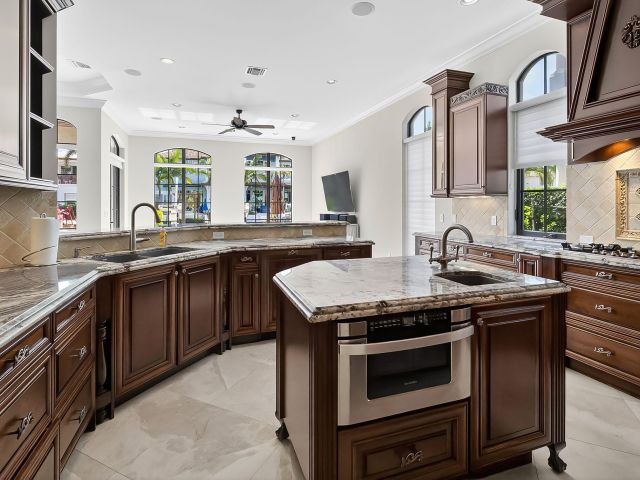 Продажа дома по адресу 838 NE 70th Street - фото 6599084