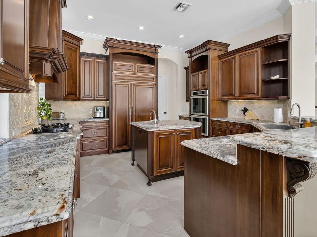 Продажа дома по адресу 838 NE 70th Street - фото 6599085