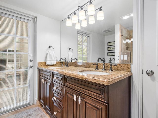 Дом в аренду по адресу 899 Barcelona Drive - фото 6593643