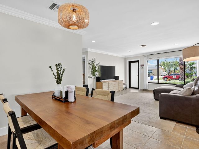 Продажа дома по адресу 2840 NE 7th Terrace - фото 6574999