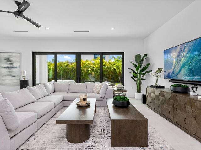 Продажа дома по адресу 698 Jeffery Street - фото 6593561