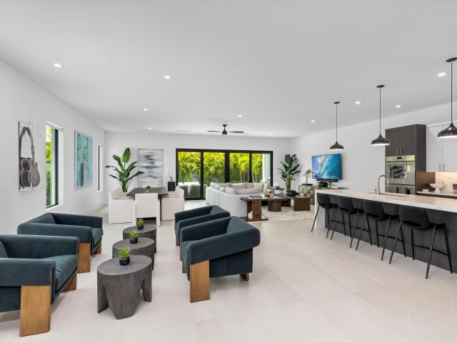 Продажа дома по адресу 698 Jeffery Street - фото 6593567