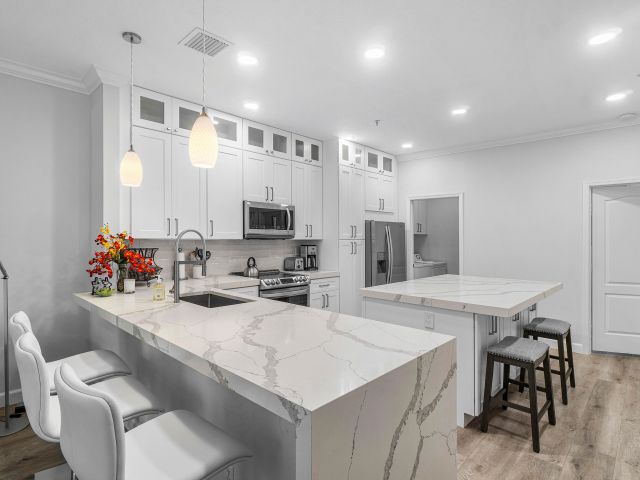 Дом в аренду по адресу 65 SE 5th Avenue B - фото 6594836