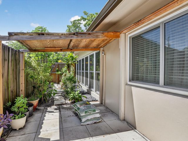 Продажа дома по адресу 2133 Coral Gardens Drive - фото 6575689