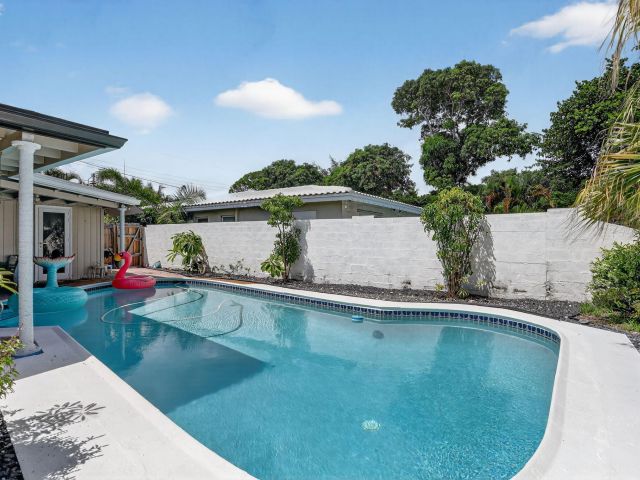 Продажа дома по адресу 2133 Coral Gardens Drive - фото 6575698