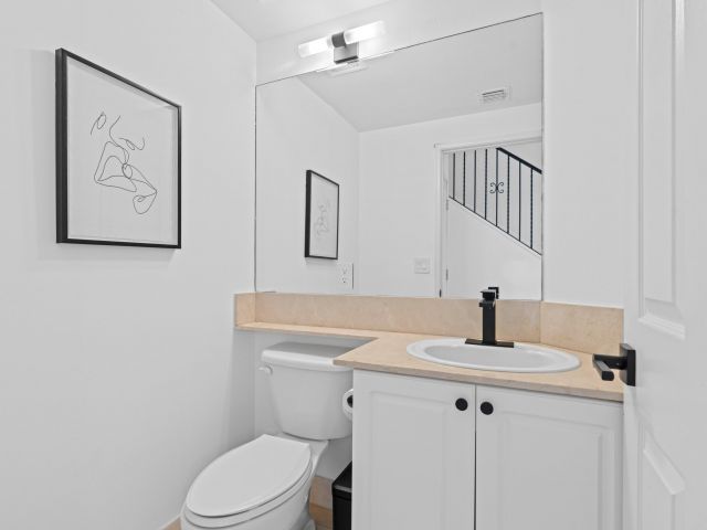 Дом в аренду по адресу 687 Hibiscus Street - фото 6592183