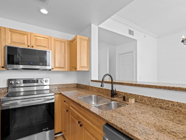 Дом в аренду по адресу 687 Hibiscus Street - фото 6592188