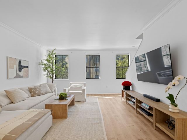 Дом в аренду по адресу 687 Hibiscus Street - фото 6592193