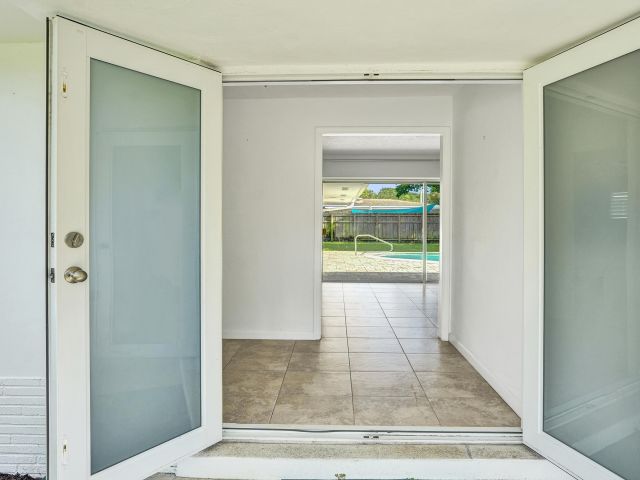 Продажа дома по адресу 811 W Royal Palm Road - фото 6776731