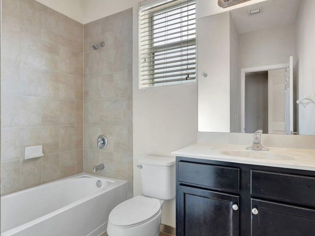 Дом в аренду по адресу 9480 SW 171st Avenue - фото 6627456