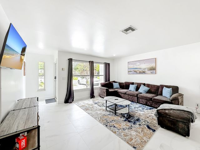 Дом в аренду по адресу 635 Kingbird Circle - фото 6595068