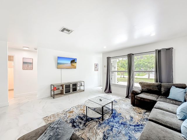 Дом в аренду по адресу 635 Kingbird Circle - фото 6595070