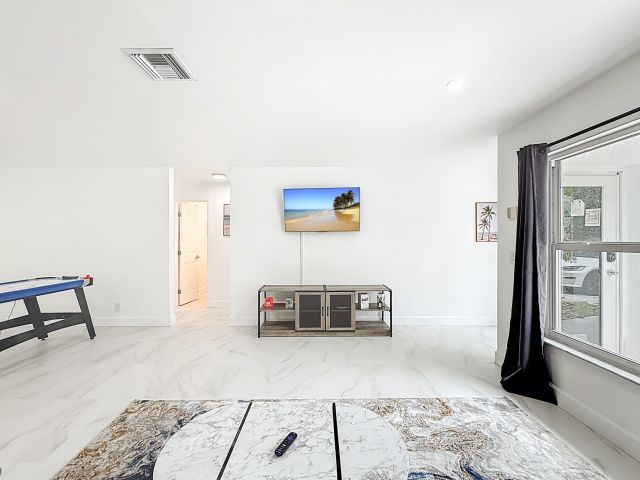 Дом в аренду по адресу 635 Kingbird Circle - фото 6595072