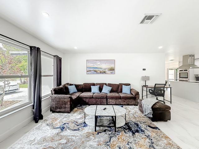 Дом в аренду по адресу 635 Kingbird Circle - фото 6595074