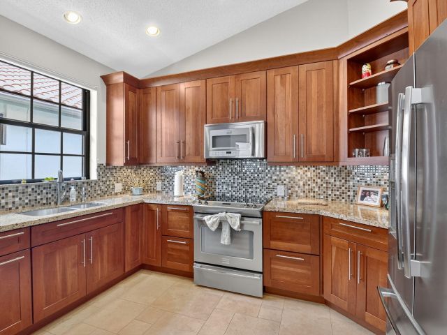 Дом в аренду по адресу 5850 NW 21st Avenue - фото 6602256