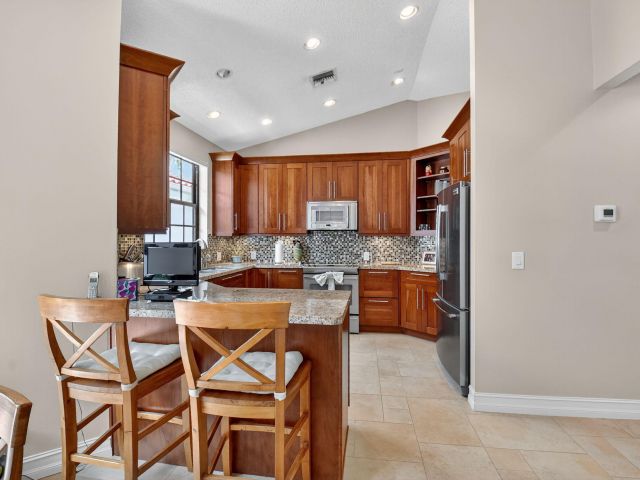 Дом в аренду по адресу 5850 NW 21st Avenue - фото 6602257