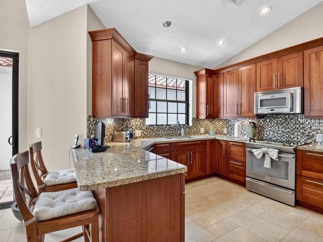 Дом в аренду по адресу 5850 NW 21st Avenue - фото 6602259