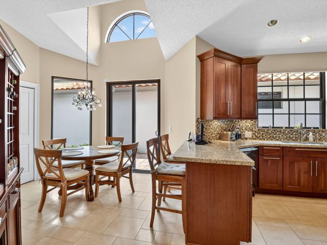 Дом в аренду по адресу 5850 NW 21st Avenue - фото 6602261