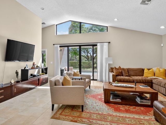 Дом в аренду по адресу 5850 NW 21st Avenue - фото 6602264