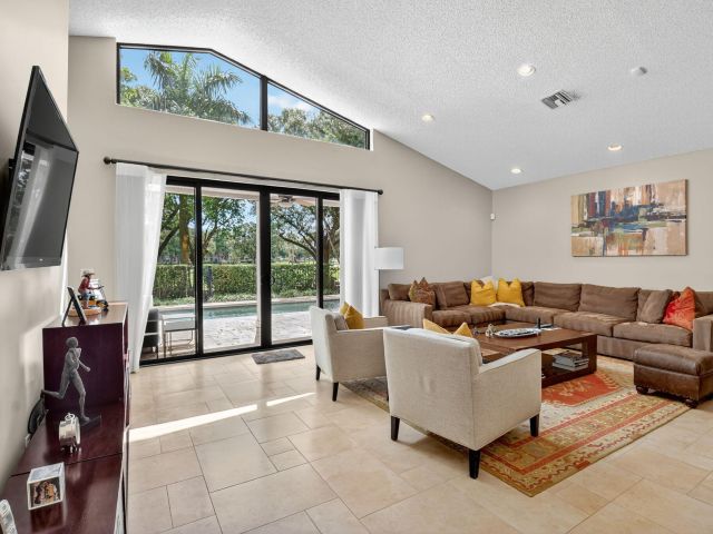 Дом в аренду по адресу 5850 NW 21st Avenue - фото 6602265