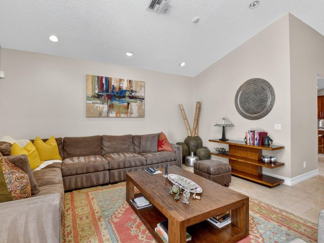 Дом в аренду по адресу 5850 NW 21st Avenue - фото 6602266