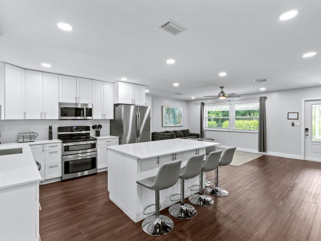 Продажа дома по адресу 1800 NE 28th Avenue - фото 6582944