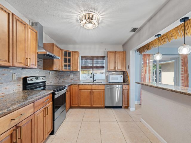 Дом в аренду по адресу 2650 NE 22nd Street - фото 6582476