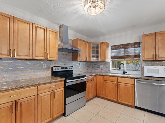 Дом в аренду по адресу 2650 NE 22nd Street - фото 6582477