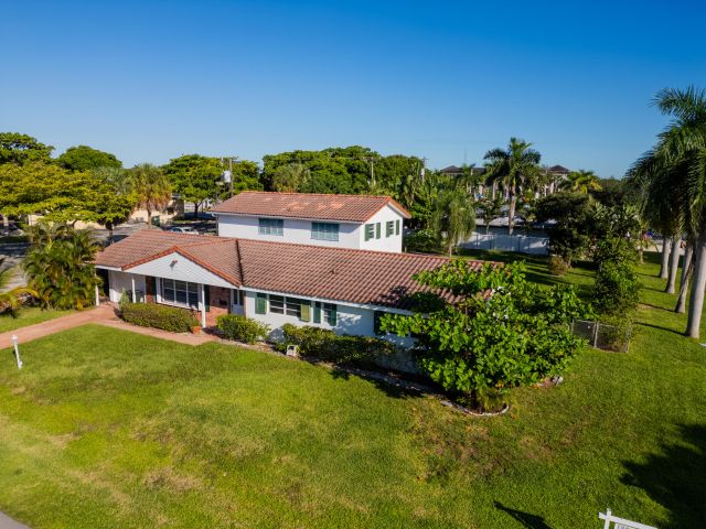 Продажа дома по адресу 233 NE 11th Street - фото 6653366