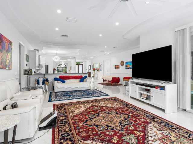 Продажа дома по адресу 951 NW 2nd Avenue - фото 6593151